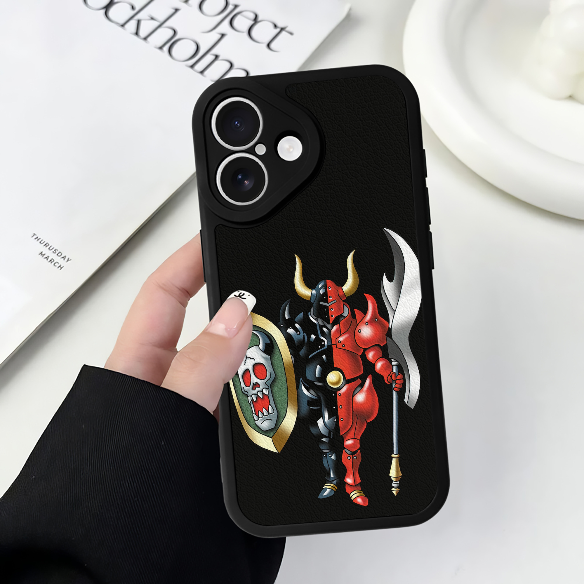 （画像用） ドラゴンクエスト Doragon Kuesuto Dragon Quest 【iPhone 16シリーズ対応】シリコンスマホケース（レザー調） 材質：シリコン